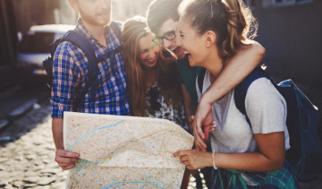 Gruppe aus jungen Menschen mit Stadtplan