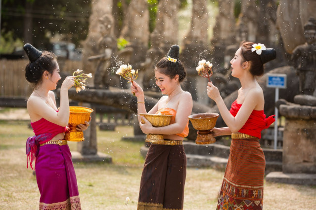 Reise Laos: Frauen beim Festival in Vientiane
