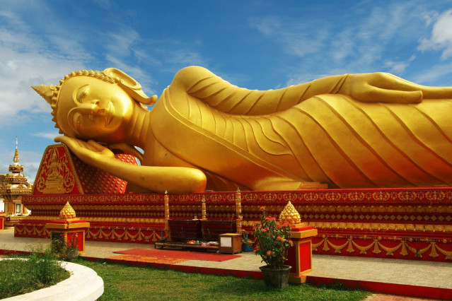 Reise Laos: Sleeping Buddha Statue Pha That Luang Tempel - Vientiane