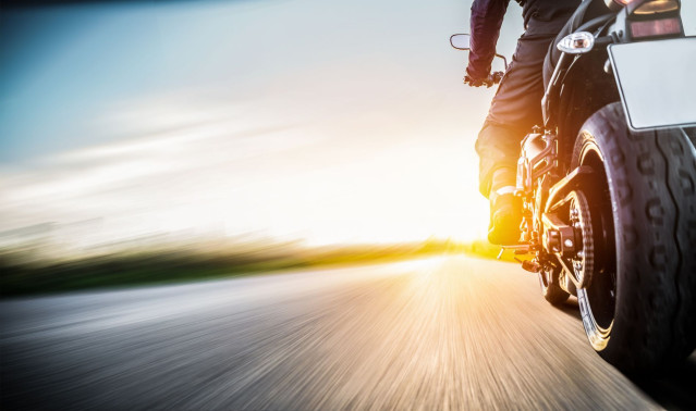 Ansicht eines fahrenden Motorrads vom Asphalt aus