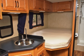 Innenansicht Doppelbett ©Cruise America, Canada Reisebild: Innenansicht Doppelbett ©Cruise America, Canada