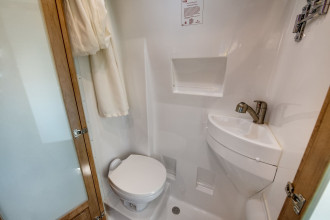 CanaDream RV DVC Deluxe Van Conversion Bad By: CanaDream RV Reisebild: CanaDream RV DVC Deluxe Van Conversion Bad