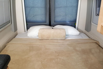 CanaDream RV DVC Deluxe Van Conversion Schlafbereich By: CanaDream RV Reisebild: CanaDream RV DVC Deluxe Van Conversion Schlafbereich