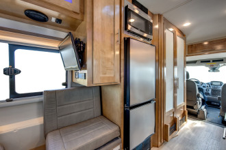 CanaDream RV DVC Deluxe Van Conversion Innenansicht By: CanaDream RV Reisebild: CanaDream RV DVC Deluxe Van Conversion Innenansicht