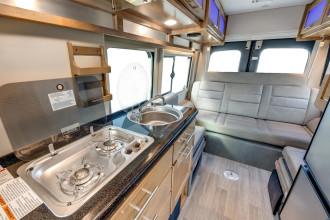 CanaDream RV DVC Deluxe Van Conversion Küche By: CanaDream RV Reisebild: CanaDream RV DVC Deluxe Van Conversion Küche