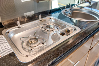 CanaDream RV DVC Deluxe Van Conversion Küche By: CanaDream RV Reisebild: CanaDream RV DVC Deluxe Van Conversion Küche