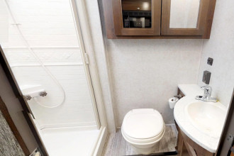 CanaDream RV MHA Maxi Motorhome Bad By: CanaDream RV Reisebild: CanaDream RV MHA Maxi Motorhome Bad