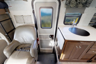 CanaDream RV MHA Maxi Motorhome Küche By: CanaDream RV Reisebild: CanaDream RV MHA Maxi Motorhome Küche