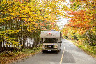 CanaDream RV MHB Midi Motorhome Außenansicht By: CanaDream RV Reisebild: CanaDream RV MHB Midi Motorhome Außenansicht