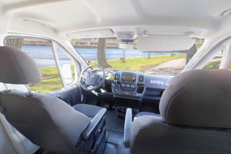 CanaDream RV MHB Midi Motorhome Fahrerkabine By: CanaDream RV Reisebild: CanaDream RV MHB Midi Motorhome Fahrerkabine