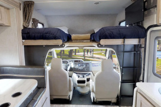 CanaDream RV MHB Midi Motorhome Innenansicht By: CanaDream RV Reisebild: CanaDream RV MHB Midi Motorhome Innenansicht