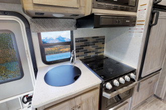 CanaDream RV MHB Midi Motorhome Küche By: CanaDream RV Reisebild: CanaDream RV MHB Midi Motorhome Küche