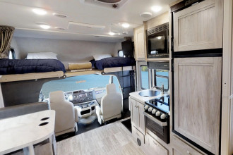 CanaDream RV MHB Midi Motorhome Küche By: CanaDream RV Reisebild: CanaDream RV MHB Midi Motorhome Küche