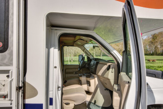 CanaDream RV MHB Midi Motorhome Fahrerkabine By: CanaDream RV Reisebild: CanaDream RV MHB Midi Motorhome Fahrerkabine