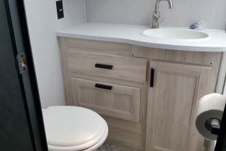 CanaDream RV MHX Maxi Plus Motorhome Bad By: CanaDream RV Reisebild: CanaDream RV MHX Maxi Plus Motorhome Bad