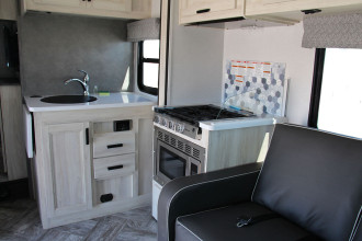 CanaDream RV MHX Maxi Plus Motorhome Küche By: CanaDream RV Reisebild: CanaDream RV MHX Maxi Plus Motorhome Küche