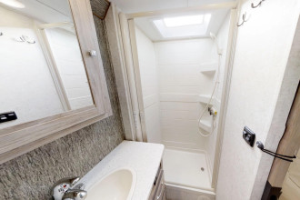 CanaDream RV SVC Super Van Conversion Bad By: CanaDream RV Reisebild: CanaDream RV SVC Super Van Conversion Bad