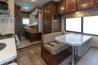 CanaDream RV SVC Super Van Conversion Innenansicht By: CanaDream RV Reisebild: CanaDream RV SVC Super Van Conversion Innenansicht