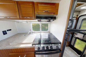 CanaDream RV TCA Maxi Travel Camper Küche By: CanaDream RV Reisebild: CanaDream RV TCA Maxi Travel Camper Küche