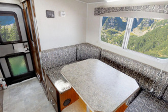 CanaDream RV TCA Maxi Travel Camper Essbereich By: CanaDream RV Reisebild: CanaDream RV TCA Maxi Travel Camper Essbereich