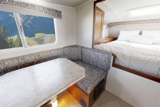 CanaDream RV TCA Maxi Travel Camper Essbereich By: CanaDream RV Reisebild: CanaDream RV TCA Maxi Travel Camper Essbereich