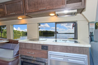 Reisebild: Wohnmobil Urlaub Kanada Four Seasons RV Van Conversion Innenansicht