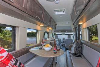 Reisebild: Wohnmobil Urlaub Kanada Four Seasons RV Van Conversion Innenansicht