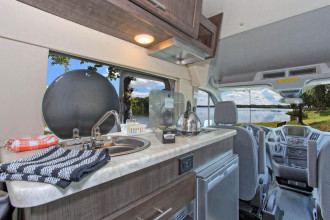 Reisebild: Wohnmobil Urlaub Kanada Four Seasons RV Van Conversion Küche