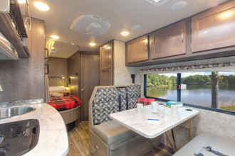 Reisebild: Wohnmobil Urlaub Kanada Four Seasons RV C-Medium Essbereich