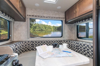 Reisebild: Wohnmobil Urlaub Kanada Four Seasons RV C-Small Essbereich