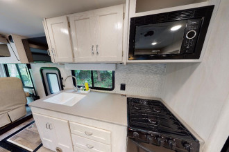 Wohnmobil Urlaub Kanada Fraserway Barrierefreies Wohnmobil Küche By: Fraserway RV Reisebild: Wohnmobil Urlaub Kanada Fraserway Barrierefreies Wohnmobil Küche