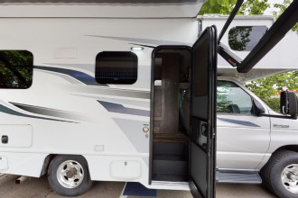 Wohnmobil Urlaub Kanada Fraserway C-Small Außenansicht By: Fraserway RV Reisebild: Wohnmobil Urlaub Kanada Fraserway C-Small Außenansicht