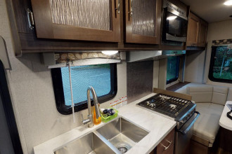 Wohnmobil Urlaub Kanada Fraserway C-Small Küche By: Fraserway RV Reisebild: Wohnmobil Urlaub Kanada Fraserway C-Small Küche