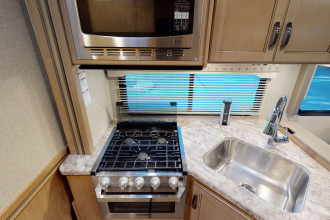 Wohnmobil Urlaub Kanada Fraserway C-XLarge Küche By: Fraserway RV Reisebild: Wohnmobil Urlaub Kanada Fraserway C-XLarge Küche