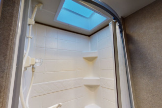 Wohnmobil Urlaub Kanada Fraserway C-XLarge Bad By: Fraserway RV Reisebild: Wohnmobil Urlaub Kanada Fraserway C-XLarge Bad