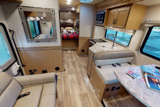 Wohnmobil Urlaub Kanada Fraserway C-XLarge Innenansicht By: Fraserway RV Reisebild: Wohnmobil Urlaub Kanada Fraserway C-XLarge Innenansicht