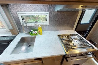Wohnmobil Urlaub Kanada Fraserway Overlander Küche By: Fraserway RV Reisebild: Wohnmobil Urlaub Kanada Fraserway Overlander Küche