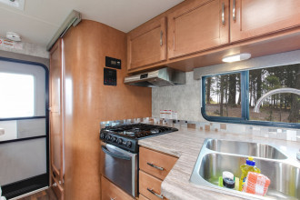 Wohnmobil Urlaub Kanada Fraserway Truck Camper Küche By: Fraserway RV Reisebild: Wohnmobil Urlaub Kanada Fraserway Truck Camper Küche