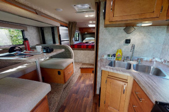 Wohnmobil Urlaub Kanada Fraserway Truck Camper mit Etagenbett Innenansicht By: Fraserway RV Reisebild: Wohnmobil Urlaub Kanada Fraserway Truck Camper mit Etagenbett Innenansicht