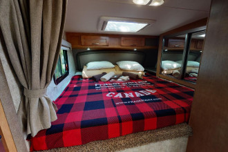 Wohnmobil Urlaub Kanada Fraserway Truck Camper mit Etagenbett Schlafbereich By: Fraserway RV Reisebild: Wohnmobil Urlaub Kanada Fraserway Truck Camper mit Etagenbett Schlafbereich