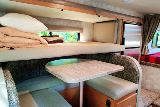 Wohnmobil Urlaub Kanada Fraserway Truck Camper mit Etagenbett Schlafbereich By: Fraserway RV Reisebild: Wohnmobil Urlaub Kanada Fraserway Truck Camper mit Etagenbett Schlafbereich