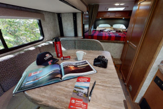 Wohnmobil Urlaub Kanada Fraserway Truck Camper mit Etagenbett Essbereich By: Fraserway RV Reisebild: Wohnmobil Urlaub Kanada Fraserway Truck Camper mit Etagenbett Essbereich