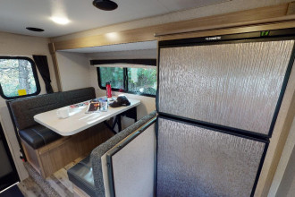 Wohnmobil Urlaub Kanada Fraserway Truck Camper mit Slide Out Innenansicht By: Fraserway RV Reisebild: Wohnmobil Urlaub Kanada Fraserway Truck Camper mit Slide Out Innenansicht
