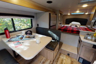 Wohnmobil Urlaub Kanada Fraserway Truck Camper mit Slide Out Essbereich By: Fraserway RV Reisebild: Wohnmobil Urlaub Kanada Fraserway Truck Camper mit Slide Out Essbereich