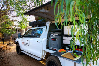 5 Personen Allradcamper Küche By: RedSands Campers Reisebild: 5 Personen Allradcamper Küche