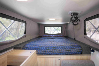 Wanderer Luxe 2 Personen Allradcamper Bett By: RedSands Campers Reisebild: Wanderer Luxe 2 Personen Allradcamper Bett