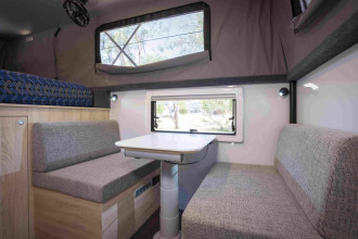 Wanderer Luxe 2 Personen Allradcamper innen By: RedSands Campers Reisebild: Wanderer Luxe 2 Personen Allradcamper innen