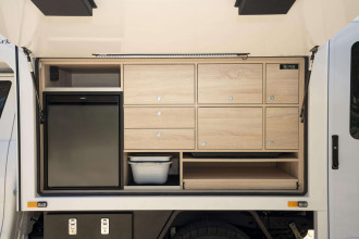 Wanderer Luxe 2 Personen Allradcamper Küche By: RedSands Campers Reisebild: Wanderer Luxe 2 Personen Allradcamper Küche