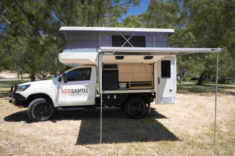 Wanderer Luxe 2 Personen Allradcamper Markise By: RedSands Campers Reisebild: Wanderer Luxe 2 Personen Allradcamper Markise
