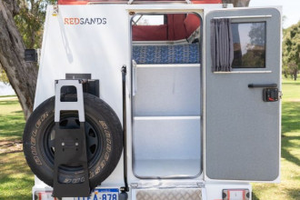 Wanderer Outback 2 Personen Allradcamper Treppe By: RedSands Campers Reisebild: Wanderer Outback 2 Personen Allradcamper Treppe